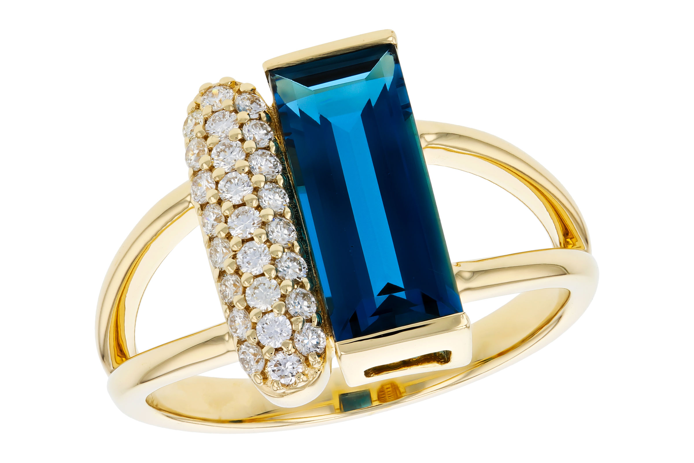 L321-20836: LDS RG 2.67 LONDON BLUE TOPAZ 2.92 TGW (12x5MM BT)